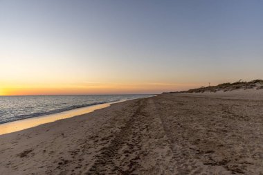 Sahilde nefes kesici bir gün batımı. Los Corrales de Rota, Costa de la Lutz, Crdoba, Endülüs, İspanya.