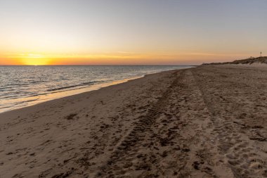 Sahilde nefes kesici bir gün batımı. Los Corrales de Rota, Costa de la Lutz, Crdoba, Endülüs, İspanya.
