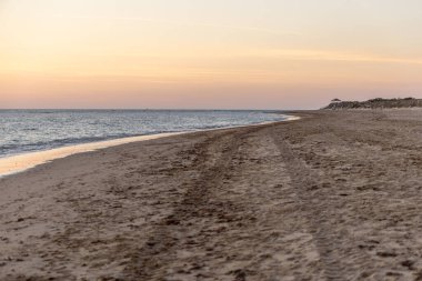 Sahilde nefes kesici bir gün batımı. Los Corrales de Rota, Costa de la Lutz, Crdoba, Endülüs, İspanya.