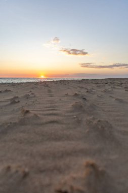 Sahilde nefes kesici bir gün batımı. Ufuktaki denizin üzerinde batan güneşin kumsalını seyret. Atlantik kıyısında Rota, Costa de la Lutz, Cdiz, Endülüs, İspanya yakınlarındaki manzara görüntüleri.