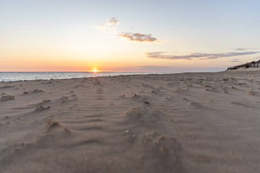 Sahilde nefes kesici bir gün batımı. Ufuktaki denizin üzerinde batan güneşin kumsalını seyret. Atlantik kıyısında Rota, Costa de la Lutz, Cdiz, Endülüs, İspanya yakınlarındaki manzara görüntüleri.