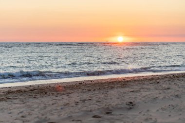 Sahilde nefes kesici bir gün batımı. Ufuktaki denizin üzerinde batan güneşin kumsalını seyret. Atlantik kıyısında Rota, Costa de la Lutz, Cdiz, Endülüs, İspanya yakınlarındaki manzara görüntüleri.