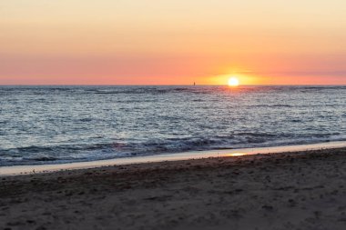 Sahilde nefes kesici bir gün batımı. Ufuktaki denizin üzerinde batan güneşin kumsalını seyret. Atlantik kıyısında Rota, Costa de la Lutz, Cdiz, Endülüs, İspanya yakınlarındaki manzara görüntüleri.