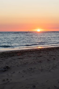 Sahilde nefes kesici bir gün batımı. Ufuktaki denizin üzerinde batan güneşin kumsalını seyret. Atlantik kıyısında Rota, Costa de la Lutz, Cdiz, Endülüs, İspanya yakınlarındaki manzara görüntüleri.