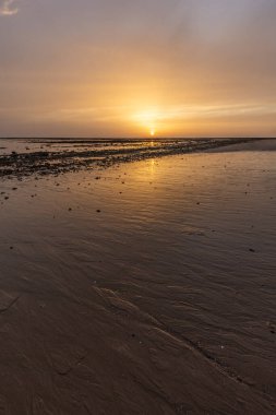Sahilde nefes kesici bir gün batımı. Los Corrales de Rota, Costa de la Lutz, Crdoba, Endülüs, İspanya.