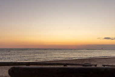 Sahilde nefes kesici bir gün batımı. Los Corrales de Rota, Costa de la Lutz, Crdoba, Endülüs, İspanya.