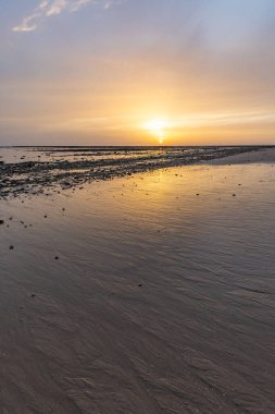Sahilde nefes kesici bir gün batımı. Los Corrales de Rota, Costa de la Lutz, Crdoba, Endülüs, İspanya.