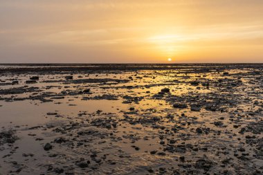 Sahilde nefes kesici bir gün batımı. Los Corrales de Rota, Costa de la Lutz, Crdoba, Endülüs, İspanya.