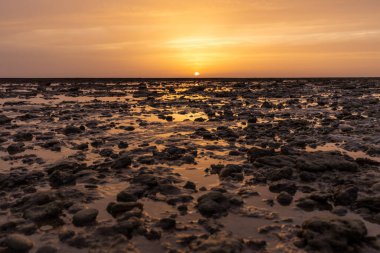 Sahilde nefes kesici bir gün batımı. Los Corrales de Rota, Costa de la Lutz, Crdoba, Endülüs, İspanya.