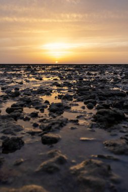 Sahilde nefes kesici bir gün batımı. Los Corrales de Rota, Costa de la Lutz, Crdoba, Endülüs, İspanya.