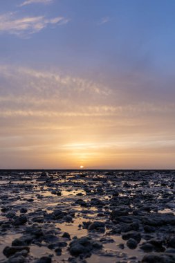 Sahilde nefes kesici bir gün batımı. Los Corrales de Rota, Costa de la Lutz, Crdoba, Endülüs, İspanya.