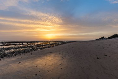 Sahilde nefes kesici bir gün batımı. Los Corrales de Rota, Costa de la Lutz, Crdoba, Endülüs, İspanya.