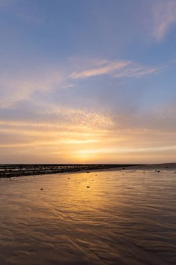 Sahilde nefes kesici bir gün batımı. Los Corrales de Rota, Costa de la Lutz, Crdoba, Endülüs, İspanya.