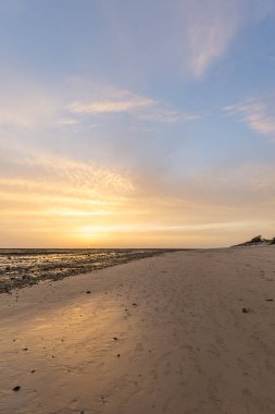 Sahilde nefes kesici bir gün batımı. Los Corrales de Rota, Costa de la Lutz, Crdoba, Endülüs, İspanya.