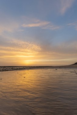 Sahilde nefes kesici bir gün batımı. Los Corrales de Rota, Costa de la Lutz, Crdoba, Endülüs, İspanya.