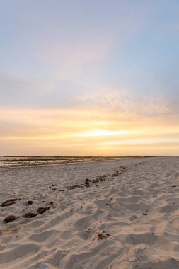 Sahilde nefes kesici bir gün batımı. Los Corrales de Rota, Costa de la Lutz, Crdoba, Endülüs, İspanya.