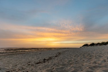 Sahilde nefes kesici bir gün batımı. Los Corrales de Rota, Costa de la Lutz, Crdoba, Endülüs, İspanya.