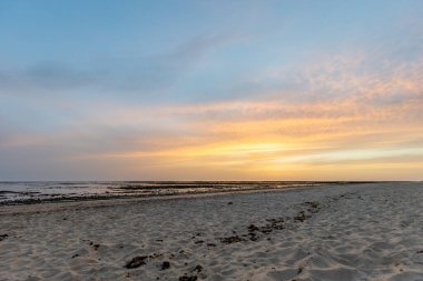 Sahilde nefes kesici bir gün batımı. Los Corrales de Rota, Costa de la Lutz, Crdoba, Endülüs, İspanya.