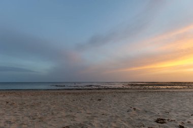 Sahilde nefes kesici bir gün batımı. Los Corrales de Rota, Costa de la Lutz, Crdoba, Endülüs, İspanya.