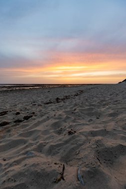 Sahilde nefes kesici bir gün batımı. Los Corrales de Rota, Costa de la Lutz, Crdoba, Endülüs, İspanya.