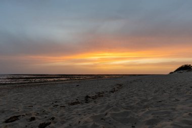 Sahilde nefes kesici bir gün batımı. Los Corrales de Rota, Costa de la Lutz, Crdoba, Endülüs, İspanya.