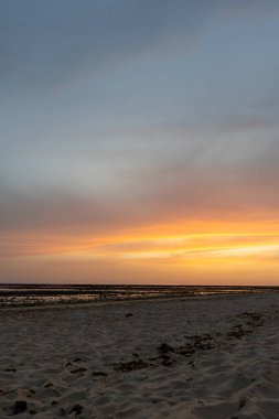 Sahilde nefes kesici bir gün batımı. Los Corrales de Rota, Costa de la Lutz, Crdoba, Endülüs, İspanya.