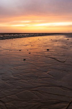 Sahilde nefes kesici bir gün batımı. Los Corrales de Rota, Costa de la Lutz, Crdoba, Endülüs, İspanya.
