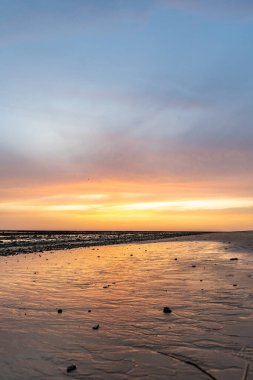 Sahilde nefes kesici bir gün batımı. Los Corrales de Rota, Costa de la Lutz, Crdoba, Endülüs, İspanya.