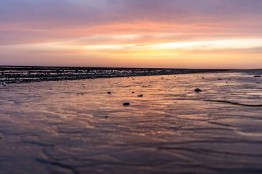 Sahilde nefes kesici bir gün batımı. Los Corrales de Rota, Costa de la Lutz, Crdoba, Endülüs, İspanya.