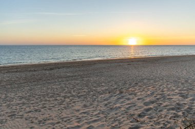 Sahilde nefes kesici bir gün batımı. Ufuktaki denizin üzerinde batan güneşin kumsalını seyret. Atlantik kıyısında Rota, Costa de la Lutz, Cdiz, Endülüs, İspanya yakınlarındaki manzara görüntüleri.
