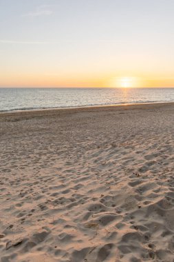 Sahilde nefes kesici bir gün batımı. Ufuktaki denizin üzerinde batan güneşin kumsalını seyret. Atlantik kıyısında Rota, Costa de la Lutz, Cdiz, Endülüs, İspanya yakınlarındaki manzara görüntüleri.