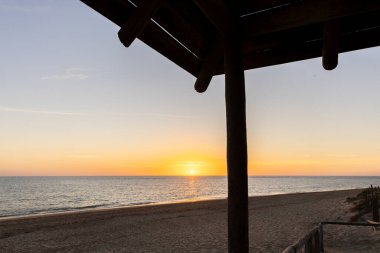 Sahilde nefes kesici bir gün batımı. Sahile, denize, Rota 'daki ufka, Costa de la Lutz' a, Cdiz 'e, Endülüs' e bakan doğa rezervlerine bakın..