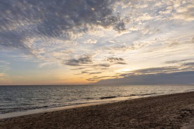 Sahilde nefes kesici bir gün batımı. Ufuk çizgisine giden alacakaranlık manzarası. Atlantik kıyısında Rota, Costa de la Lutz, Cdiz, Endülüs, İspanya yakınlarındaki manzara görüntüleri.