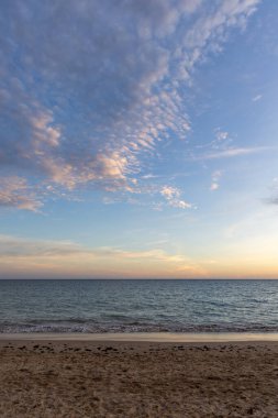 Sahilde nefes kesici bir gün batımı. Ufuk çizgisine giden alacakaranlık manzarası. Atlantik kıyısında Rota, Costa de la Lutz, Cdiz, Endülüs, İspanya yakınlarındaki manzara görüntüleri.