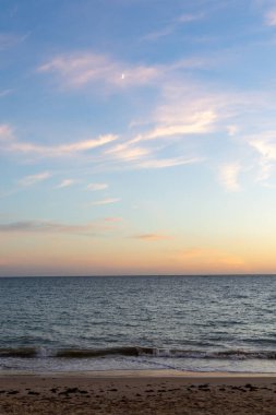 Sahilde nefes kesici bir gün batımı. Ufuk çizgisine giden alacakaranlık manzarası. Atlantik kıyısında Rota, Costa de la Lutz, Cdiz, Endülüs, İspanya yakınlarındaki manzara görüntüleri.