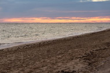 Sahilde nefes kesici bir gün batımı. Ufuk çizgisine giden alacakaranlık manzarası. Atlantik kıyısında Rota, Costa de la Lutz, Cdiz, Endülüs, İspanya yakınlarındaki manzara görüntüleri.
