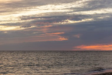 Sahilde nefes kesici bir gün batımı. Ufuk çizgisine giden alacakaranlık manzarası. Atlantik kıyısında Rota, Costa de la Lutz, Cdiz, Endülüs, İspanya yakınlarındaki manzara görüntüleri.