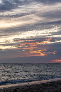 Sahilde nefes kesici bir gün batımı. Ufuk çizgisine giden alacakaranlık manzarası. Atlantik kıyısında Rota, Costa de la Lutz, Cdiz, Endülüs, İspanya yakınlarındaki manzara görüntüleri.
