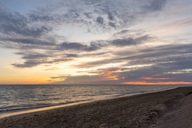 Sahilde nefes kesici bir gün batımı. Ufuk çizgisine giden alacakaranlık manzarası. Atlantik kıyısında Rota, Costa de la Lutz, Cdiz, Endülüs, İspanya yakınlarındaki manzara görüntüleri.