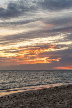 Sahilde nefes kesici bir gün batımı. Ufuk çizgisine giden alacakaranlık manzarası. Atlantik kıyısında Rota, Costa de la Lutz, Cdiz, Endülüs, İspanya yakınlarındaki manzara görüntüleri.