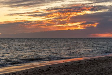 Sahilde nefes kesici bir gün batımı. Ufuk çizgisine giden alacakaranlık manzarası. Atlantik kıyısında Rota, Costa de la Lutz, Cdiz, Endülüs, İspanya yakınlarındaki manzara görüntüleri.