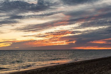 Sahilde nefes kesici bir gün batımı. Ufuk çizgisine giden alacakaranlık manzarası. Atlantik kıyısında Rota, Costa de la Lutz, Cdiz, Endülüs, İspanya yakınlarındaki manzara görüntüleri.