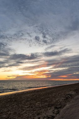 Sahilde nefes kesici bir gün batımı. Ufuk çizgisine giden alacakaranlık manzarası. Atlantik kıyısında Rota, Costa de la Lutz, Cdiz, Endülüs, İspanya yakınlarındaki manzara görüntüleri.