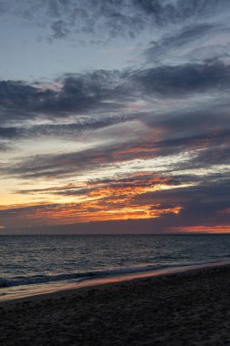 Sahilde nefes kesici bir gün batımı. Ufuk çizgisine giden alacakaranlık manzarası. Atlantik kıyısında Rota, Costa de la Lutz, Cdiz, Endülüs, İspanya yakınlarındaki manzara görüntüleri.