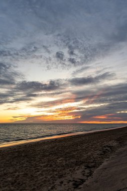 Sahilde nefes kesici bir gün batımı. Ufuk çizgisine giden alacakaranlık manzarası. Atlantik kıyısında Rota, Costa de la Lutz, Cdiz, Endülüs, İspanya yakınlarındaki manzara görüntüleri.