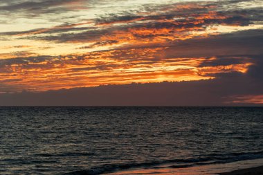 Sahilde nefes kesici bir gün batımı. Ufuk çizgisine giden alacakaranlık manzarası. Atlantik kıyısında Rota, Costa de la Lutz, Cdiz, Endülüs, İspanya yakınlarındaki manzara görüntüleri.