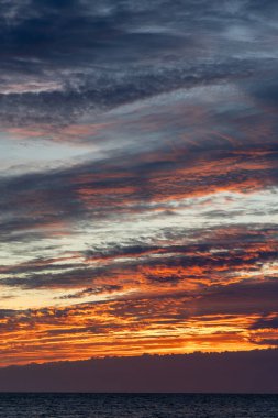 Sahilde nefes kesici bir gün batımı. Ufuk çizgisine giden alacakaranlık manzarası. Atlantik kıyısında Rota, Costa de la Lutz, Cdiz, Endülüs, İspanya yakınlarındaki manzara görüntüleri.