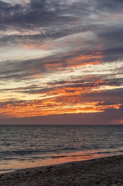 Sahilde nefes kesici bir gün batımı. Ufuk çizgisine giden alacakaranlık manzarası. Atlantik kıyısında Rota, Costa de la Lutz, Cdiz, Endülüs, İspanya yakınlarındaki manzara görüntüleri.