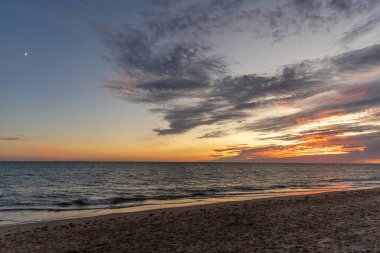 Sahilde nefes kesici bir gün batımı. Ufuk çizgisine giden alacakaranlık manzarası. Atlantik kıyısında Rota, Costa de la Lutz, Cdiz, Endülüs, İspanya yakınlarındaki manzara görüntüleri.