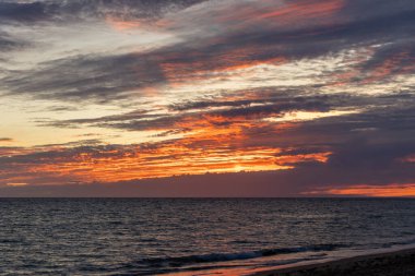 Sahilde nefes kesici bir gün batımı. Ufuk çizgisine giden alacakaranlık manzarası. Atlantik kıyısında Rota, Costa de la Lutz, Cdiz, Endülüs, İspanya yakınlarındaki manzara görüntüleri.